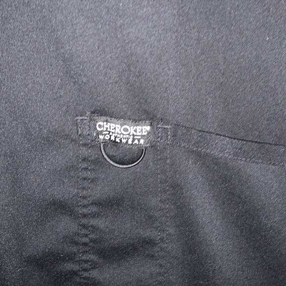 Cherokee Revolution V neck scrub top, Black, LN - Picture 4 of 5